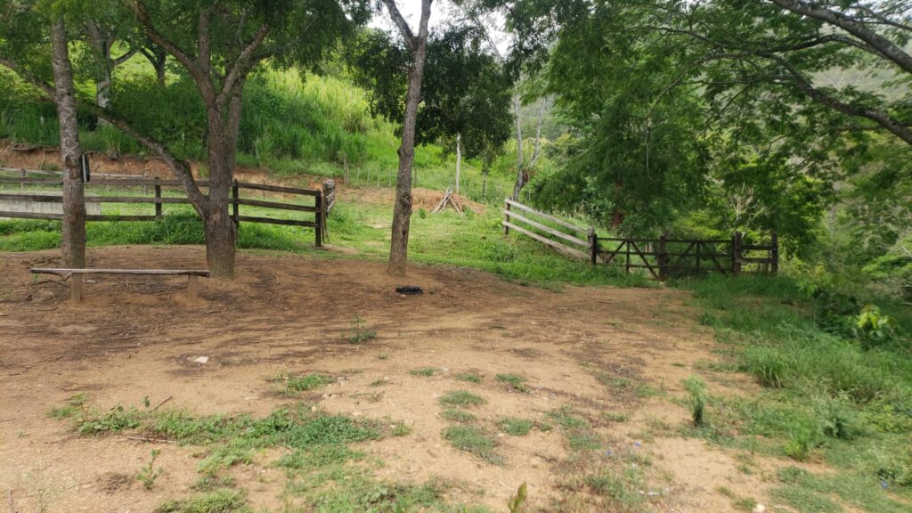 Patio de casa con vista natural en finca en venta – Olanchito, Honduras