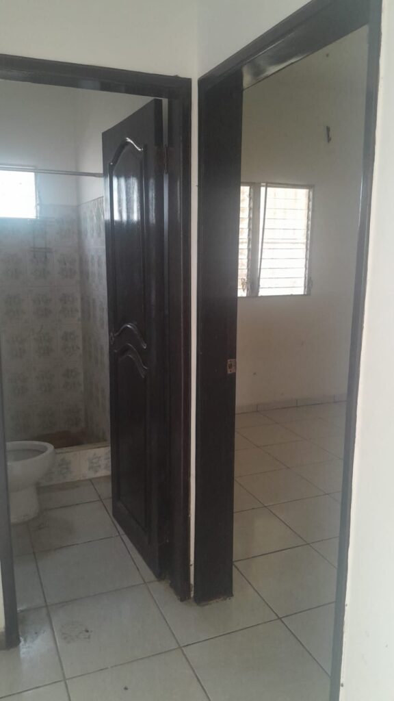 Vista interior que muestra el acceso al baño principal y a uno de los dormitorios de la casa.
