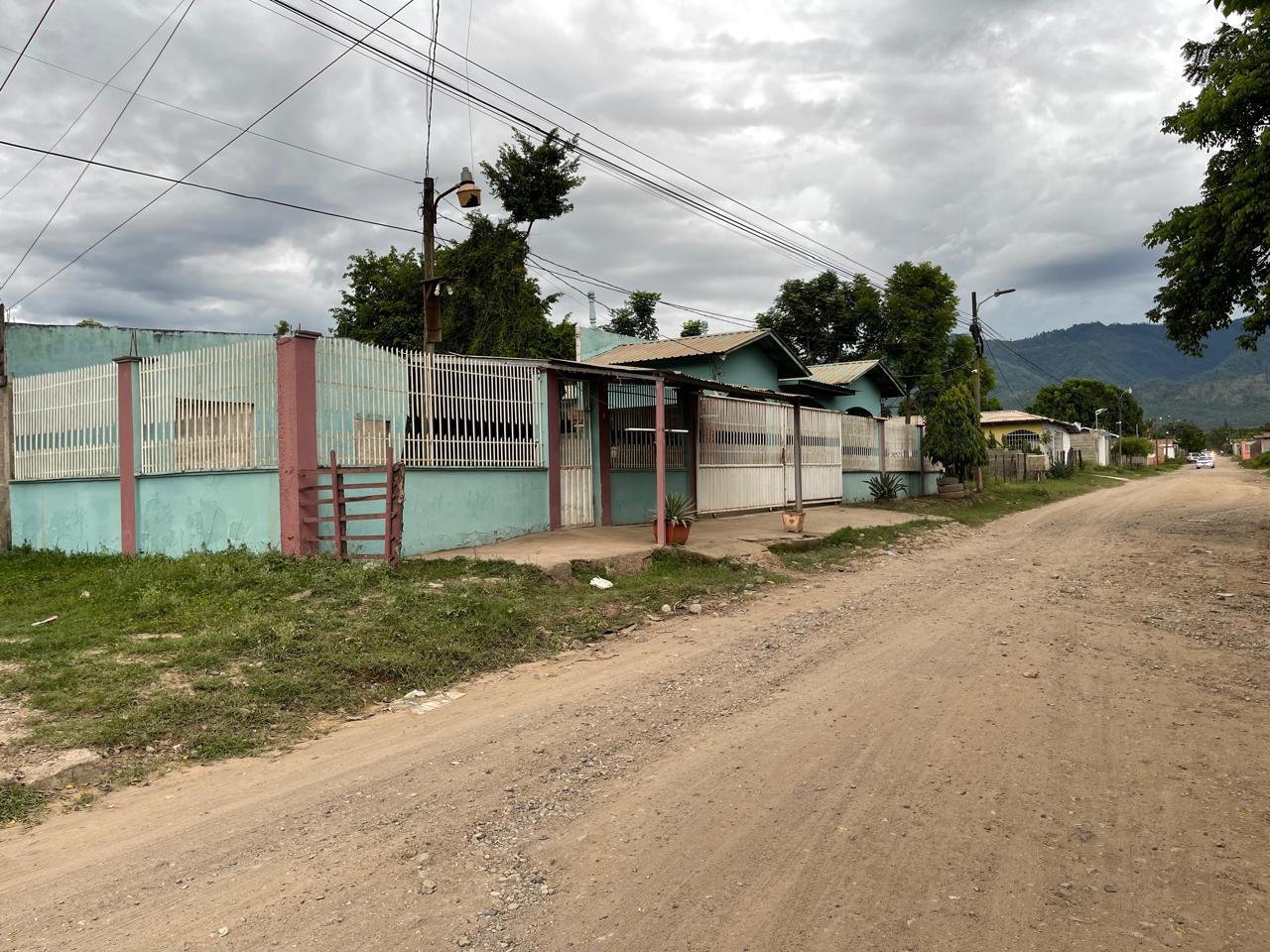 Casa amplia en esquina con portón de seguridad y vista abierta