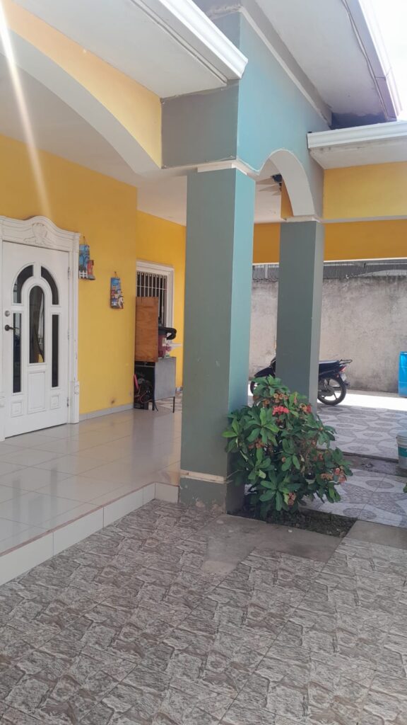 Entrada principal de casa en venta con porche techado, columnas decorativas y piso cerámico