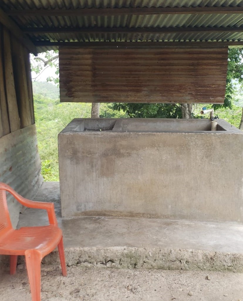 Pila de la casa con galera y pizo de semento de la finca en venta en olanchito