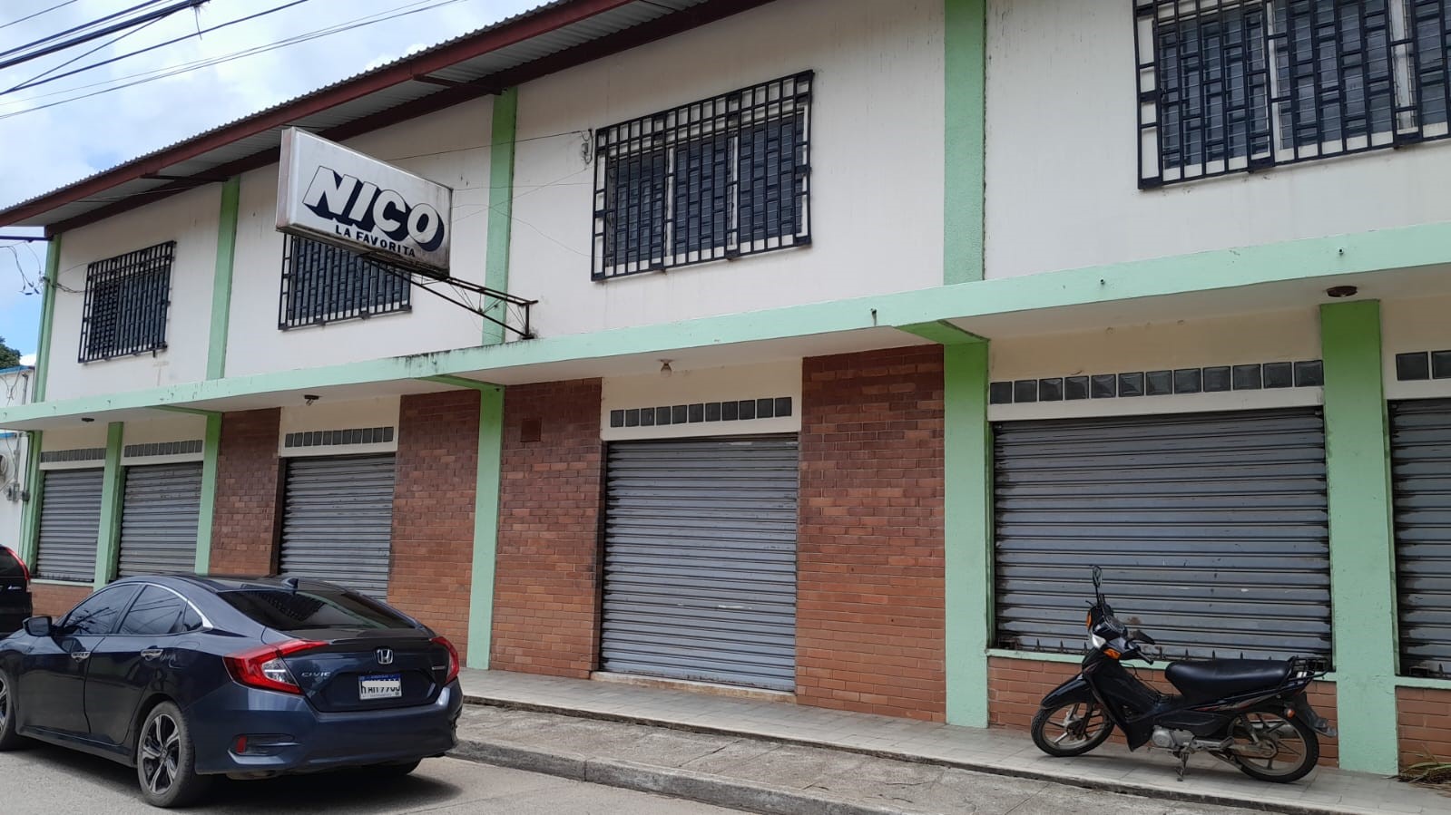 Fachada de local comercial de dos plantas en venta o alquiler, ubicado en el centro de Olanchito, ideal para negocios, con acceso a agua, luz y servicios básicos.