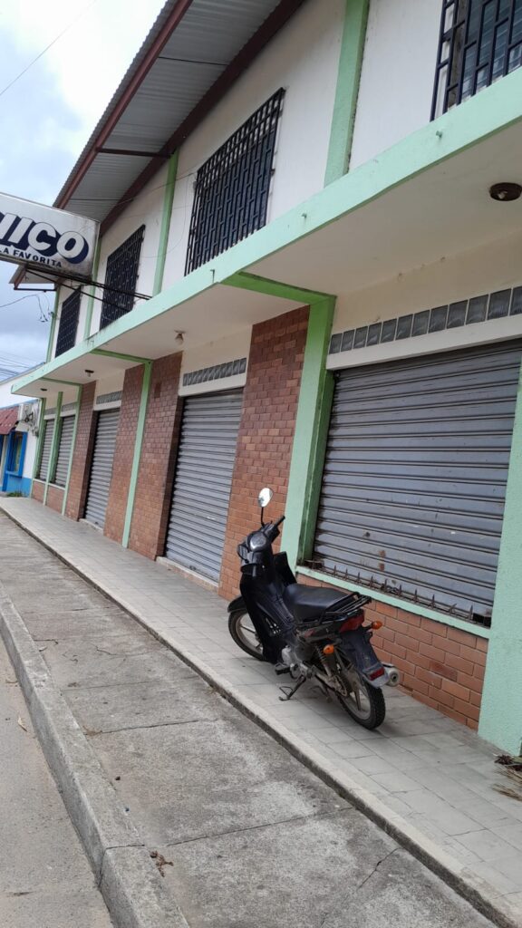 Imagen de la fachada exterior de un amplio local comercial de dos plantas, ubicado en el centro de Olanchito, disponible para venta o alquiler.
