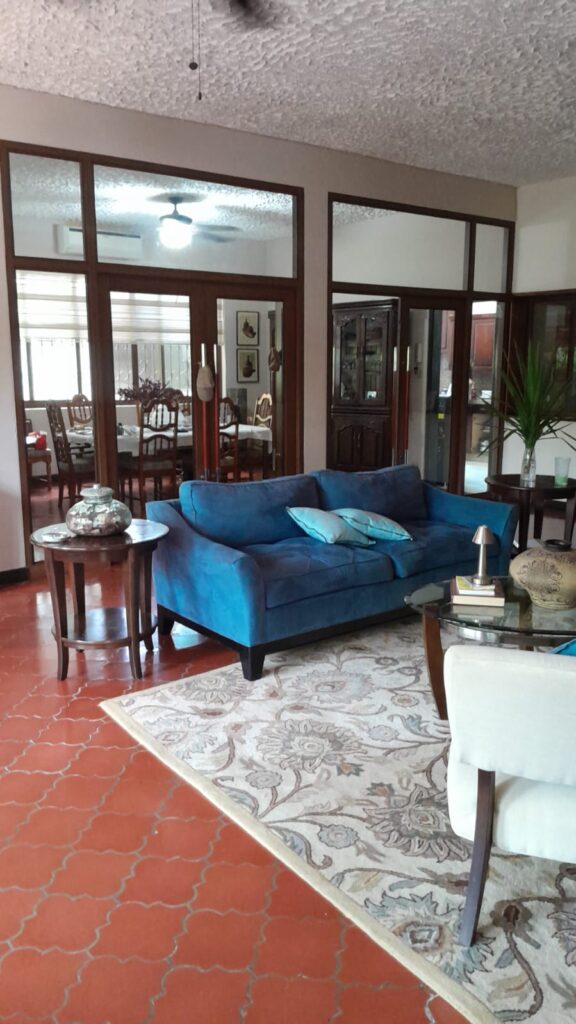 Sala principal elegante y luminosa en casa de lujo de dos plantas en el centro de Olanchito.