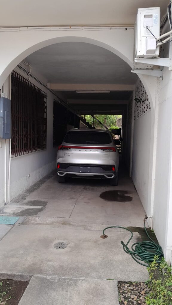 Garaje techado para vehículo en casa de lujo de dos plantas en el centro de Olanchito.