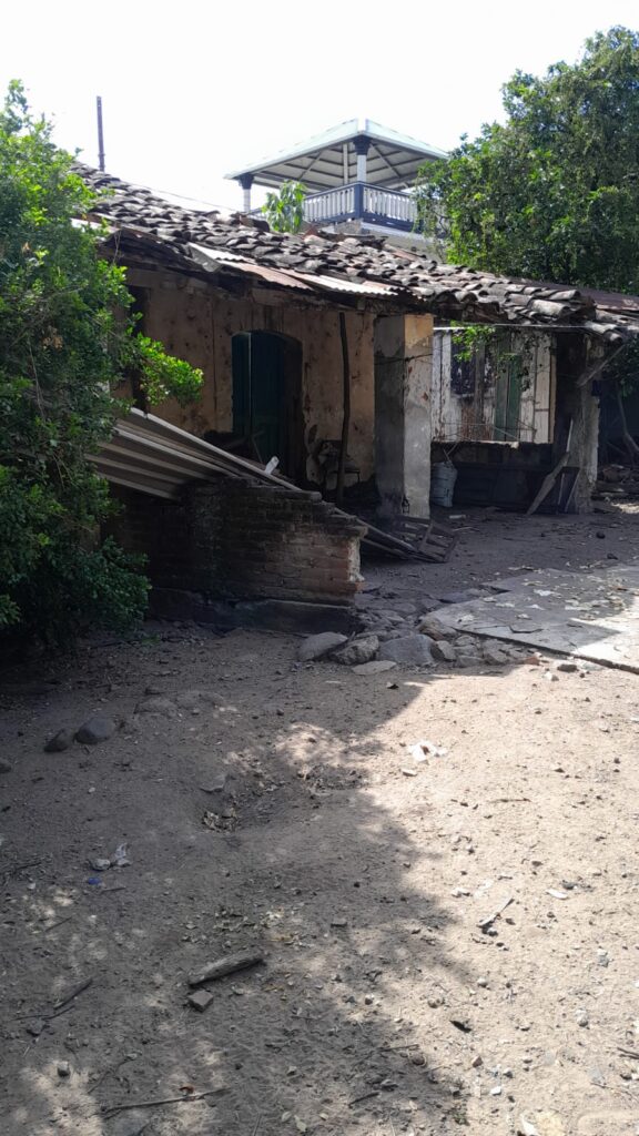 Casa antigua de adobe en terreno en venta en el centro de Olanchito, ideal para renovar o aprovechar la fachada en un nuevo proyecto comercial o residencial.