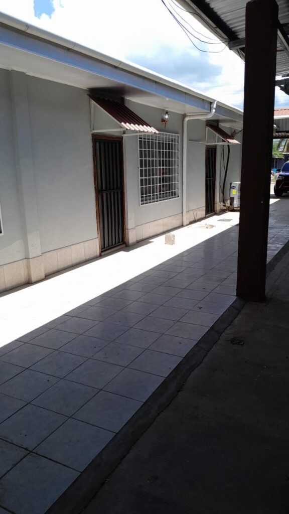 Pasillo de acceso en propiedad comercial en venta en Olanchito que conecta todos los locales