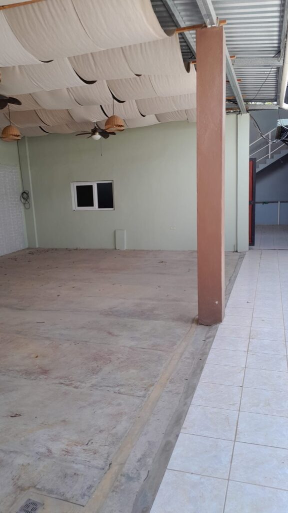 "Espacio abierto dentro de local comercial en venta en Olanchito, con techo metálico, ventiladores y área amplia para negocio