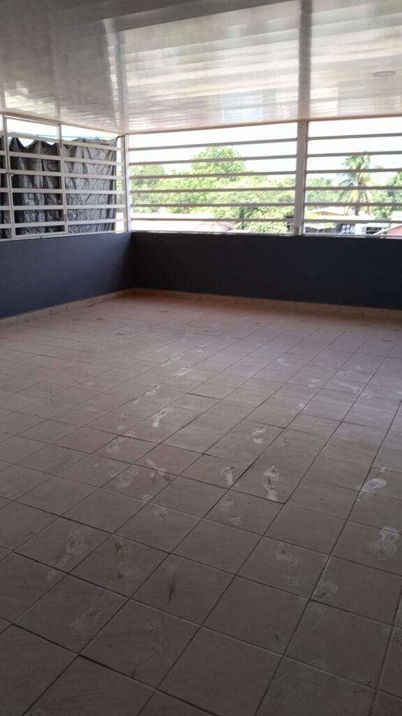 Terraza en segundo nivel de local comercial en venta en Olanchito, con piso cerámico y barandales de seguridad