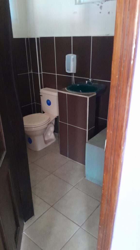 Baños en local comercial en venta en Olanchito con servicios sanitarios listos para uso