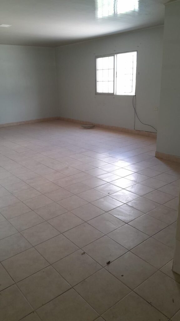 Local comercial en venta en planta alta en Olanchito, con piso cerámico y ventana con iluminación natural