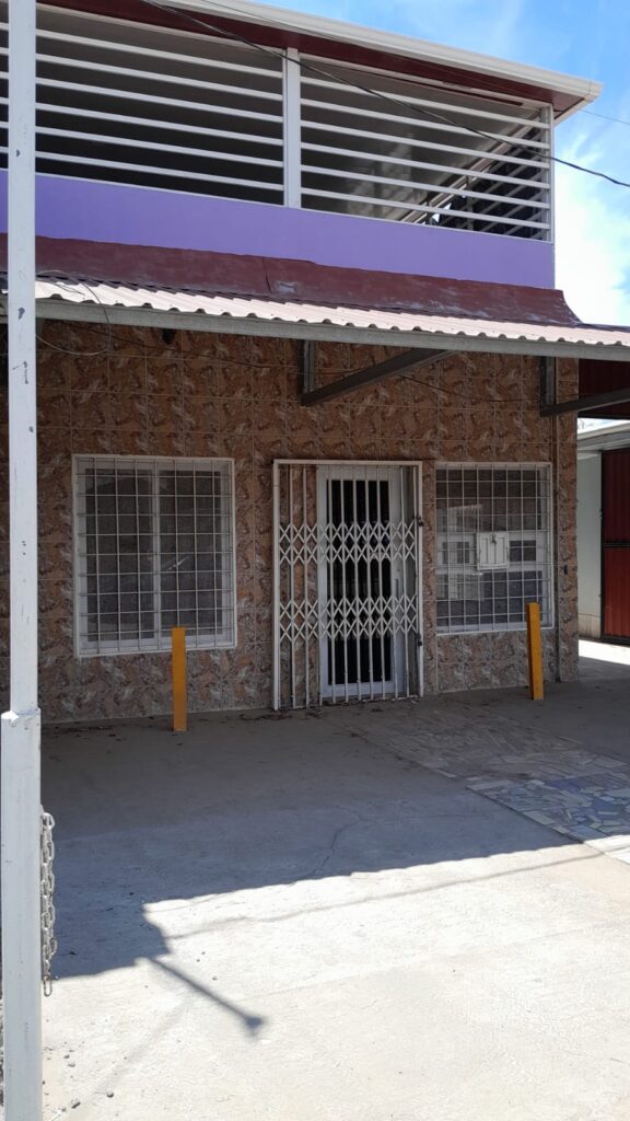 Local comercial en venta en Olanchito, con terraza y área frontal techada, ubicado en el Bulevar 15 de Septiembre