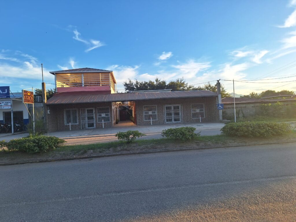 Locales comerciales en venta en el Bulevar 15 de Septiembre, Olanchito, con terraza y servicios incluidos – Inmobiliaria Imperio Financiero