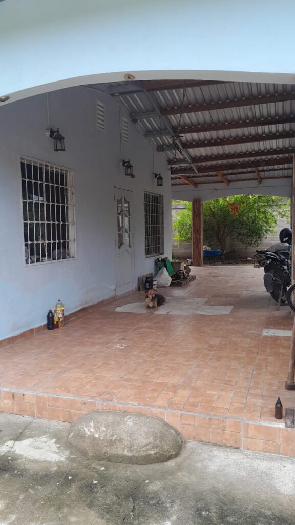 Corredor techado con piso de cerámica en casa en venta en Medina, Olanchito