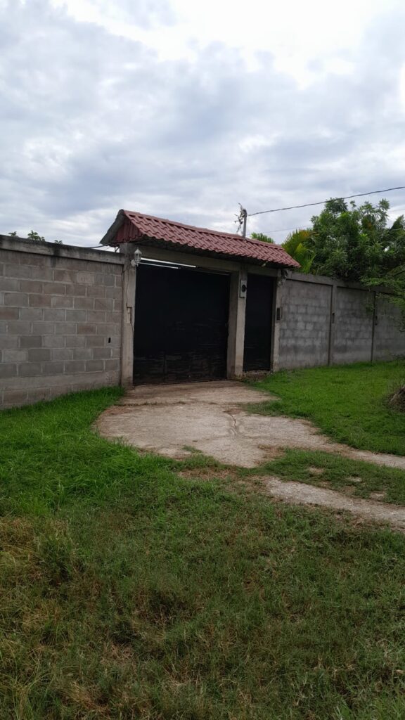 vista del muro perimetral de la entrada de casa en venta, en medina olanchito, honduras