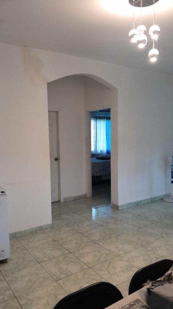 Vista interior de casa en venta en Medina, Olanchito con acceso a dormitorio y baño