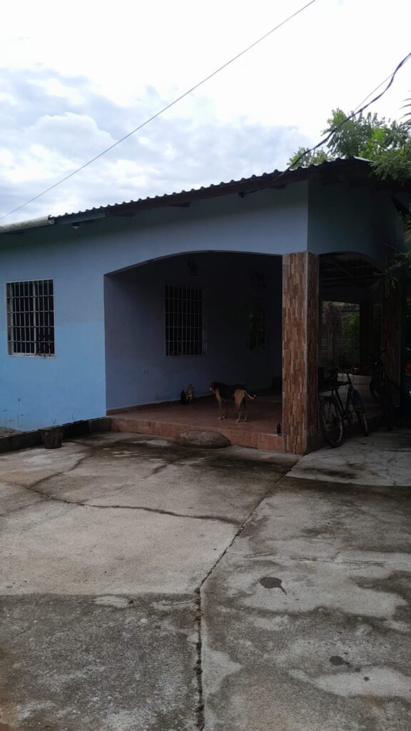 Casa en venta en Olanchito con amplio patio y garaje techado