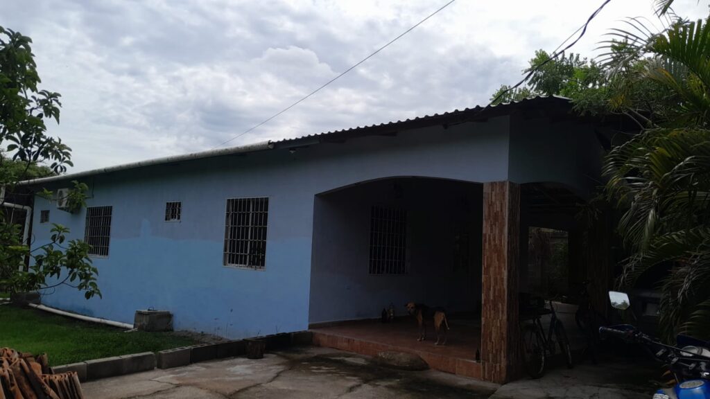 Casa en venta en Olanchito con amplio patio y garaje techado