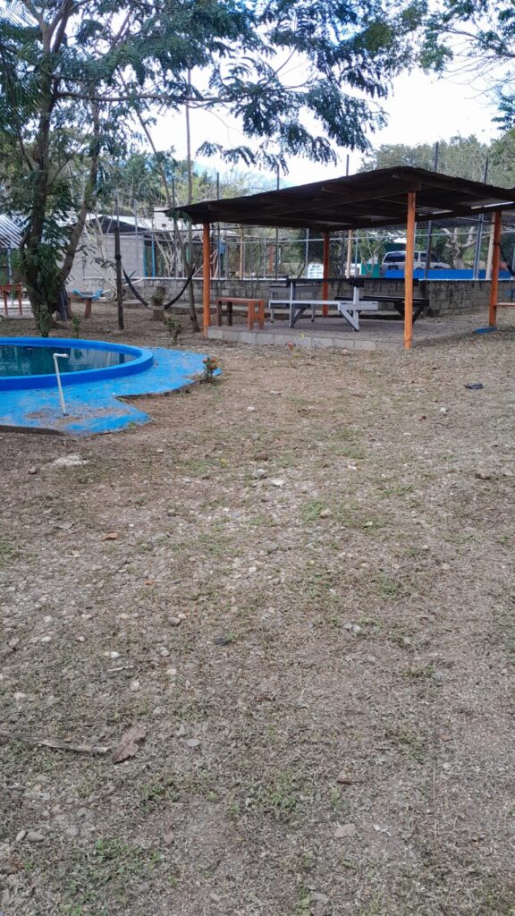 Piscina infantil y área techada dentro de centro turístico en venta en San José Olanchito Yoro