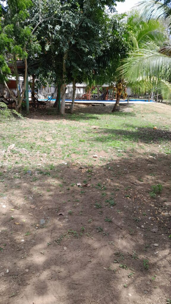 Área verde con piscina y espacio amplio dentro de centro turístico en venta en San José Olanchito Yoro
