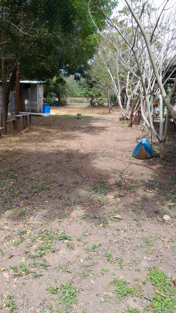Área amplia con árboles y espacio recreativo dentro de centro turístico en venta en San José Olanchito Yoro