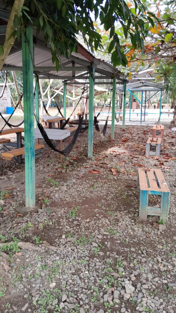 Área techada con hamacas y mesas dentro de centro turístico en venta en San José Olanchito Yoro