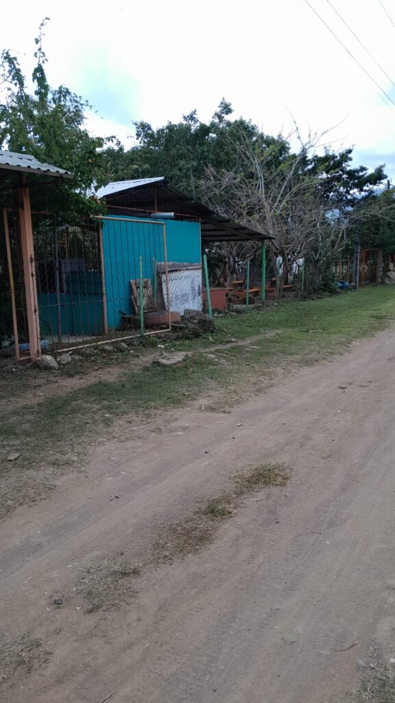 Fachada de acceso y entrada principal del centro turístico en venta en San José Olanchito Yoro