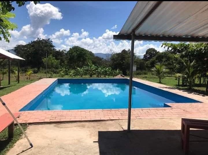 Centro recreativo en venta con piscina amplia en zona rural de Olanchito Honduras