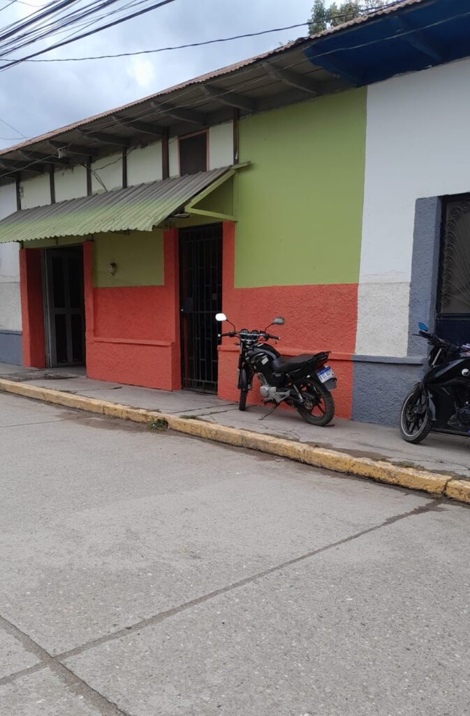 Fachada de propiedad comercial con locales en el centro de Olanchito en zona de alto tránsito