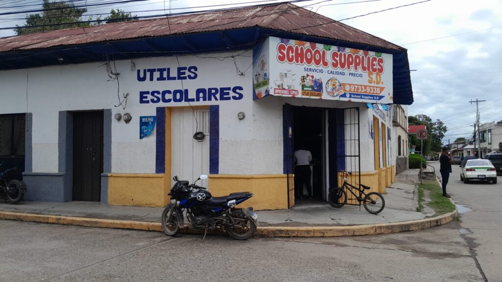 Propiedad comercial en esquina en el centro de Olanchito con locales y casa frente a farmacia