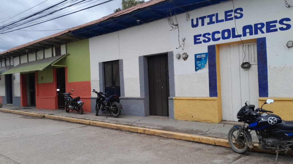 Fachada completa de propiedad comercial con varios locales en el centro de Olanchito