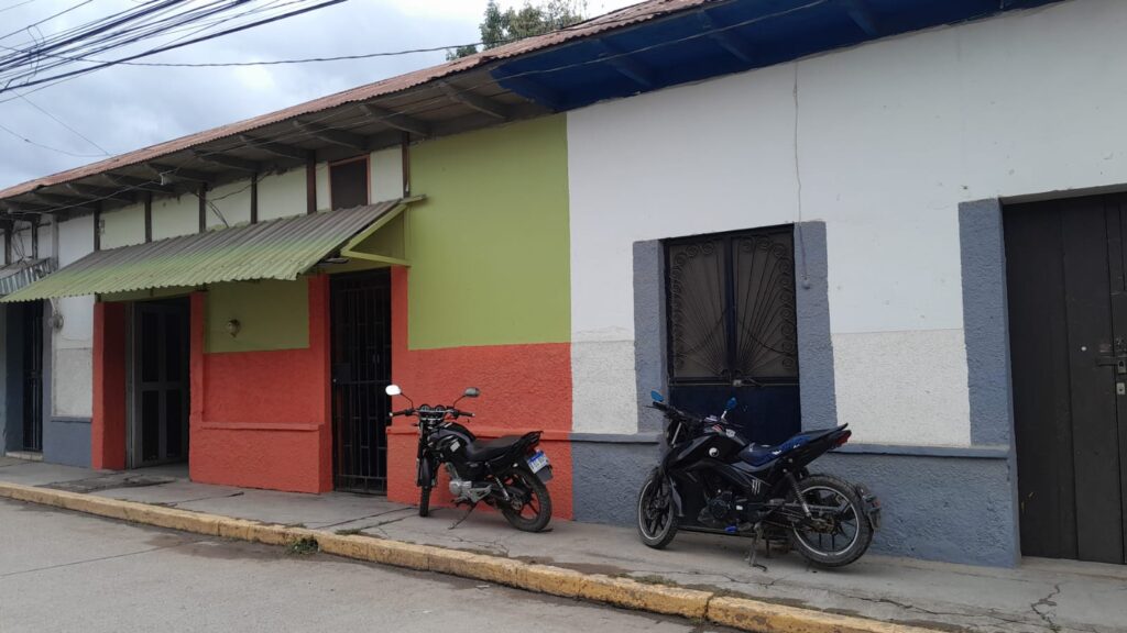 Locales comerciales en propiedad en venta en el centro de Olanchito con acceso a calle principal