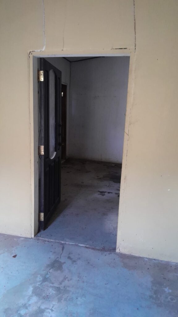 Entrada a espacio interior de local comercial en propiedad ubicada en el centro de Olanchito