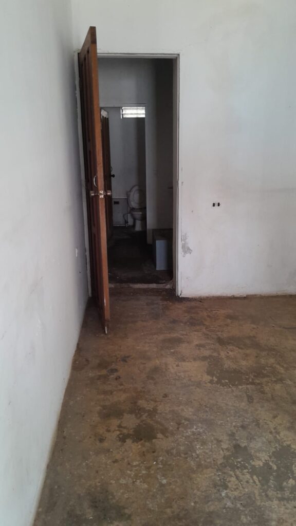 Espacio interior de local comercial con acceso a baño en propiedad en el centro de Olanchito