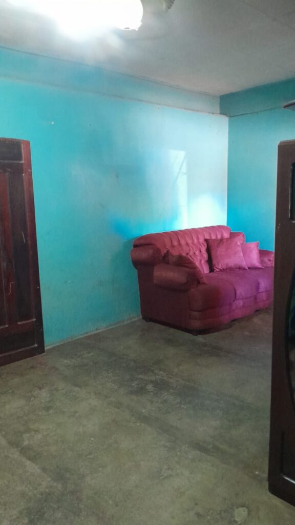 Sala interior de casa en venta en colonia Rosales Olanchito con espacio habitable y área social
