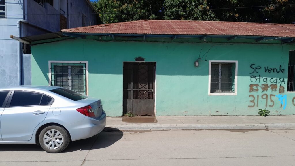 Fachada de propiedad comercial con construcción existente sobre Bulevar Moya Marzuca en Olanchito, ideal para inversión y desarrollo.