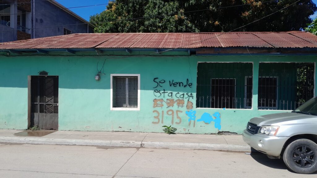Terreno comercial con construcción existente sobre Bulevar Moya Marzuca en Olanchito, ideal para inversión y desarrollo comercial.